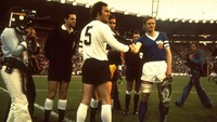 Franz Beckenbauer jadi pemain yang paling mencolok dalam daftar ini. Selain menjuarai Piala Dunia 1974, dia punya tiga trofi Liga Champions (1973/74, 1974/75, 1975/76), dan dua Ballon dOr (1972 dan 1976). (Allsport UK /Allsport)