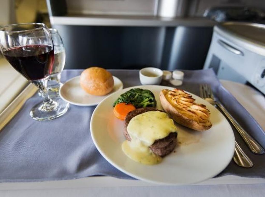 Ini 5 Jenis Makanan yang Sebaiknya Tidak Dipesan Saat di Pesawat