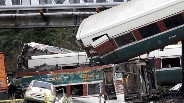 Foto: Melihat Bagian Kereta Amtrak yang Patah dan Timpa Mobil
