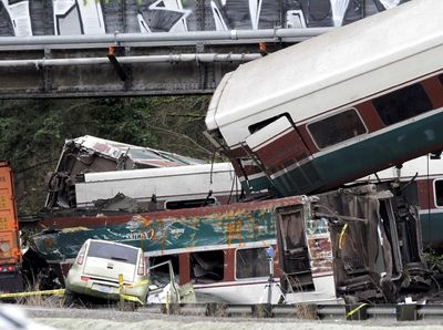 Foto: Melihat Bagian Kereta Amtrak yang Patah dan Timpa Mobil