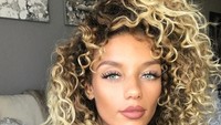 Untuk menjaga kebugarannya, Frumes rutin berolahraga. Di dalam foto lainnya, Frumes bahkan sanggup melakukan gerakan handstand. (Foto: instagram @JenaFrumes)