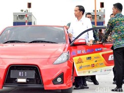 Wuss! Jokowi Ngacir Bareng Mobil Listrik di Tol Sumo
