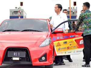 Wuss! Jokowi Ngacir Bareng Mobil Listrik di Tol Sumo Wuss! Jokowi Ngacir Bareng Mobil Listrik di Tol Sumo