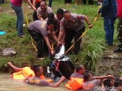 Mengantuk, Anggota Brimob Terjun ke Sungai Bersama Motornya