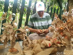 Unik! Ada Pohon Natal Mini dari Karung Goni di Bandung Unik! Ada Pohon Natal Mini dari Karung Goni di Bandung