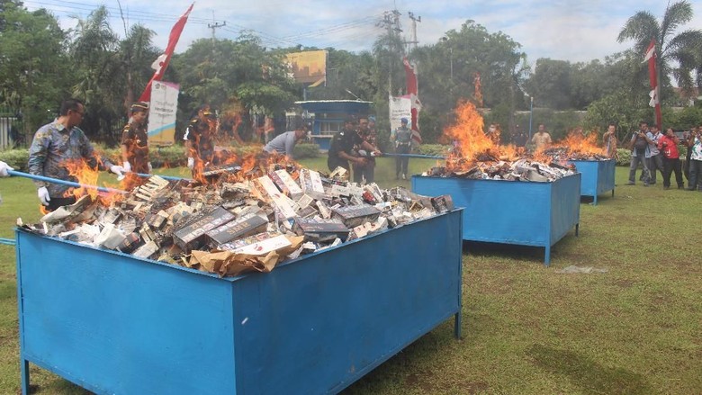 Rokok dan Pita Cukai Ilegal Hasil Ungkap Kasus 2017 Dimusnahkan