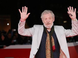 Momen Aktor The Lord of The Rings Divaksin COVID-19 Diabadikan Acara TV