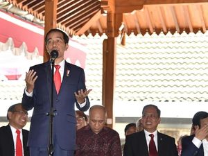 Jokowi Buka Suara Soal Kebijakan Susi Tenggelamkan Kapal Maling Ikan Jokowi Buka Suara Soal Kebijakan Susi Tenggelamkan Kapal Maling Ikan