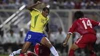 Dari Brasil, ada nama Rivaldo. Pemilik kaki kiri maut ini meraih Ballon dor di tahun 1999 saat memperkuat Barcelona. Bersama AC Milan dia menjuarai Liga Champions 2002/2003, yang didapat semusim usai menjuarai Piala Dunia. (Gary M. Prior/Getty Images)