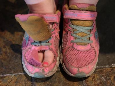 Foto: Idih, Ada Kontes Sepatu Paling Bau di New York