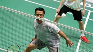 Lihat Aksi Menpora yang Jatuh Bangun Lawan Ricky/Candra