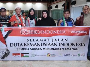 Foto: Ketika Melly Goeslaw Foto Bareng Anak-anak Palestina