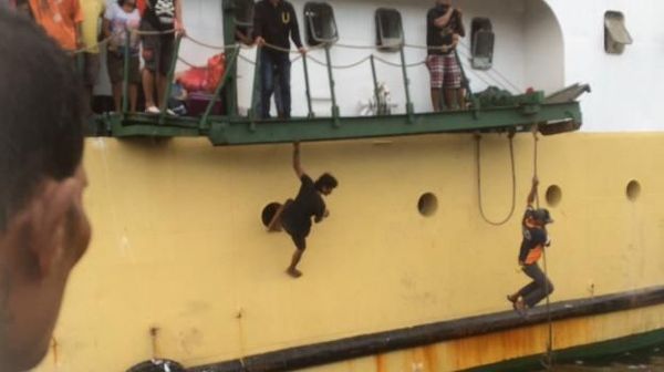 Foto: Histerisnya Mudik Natal, Loncat dari Kapal hingga Nyaris Tewas
