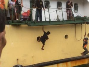 Foto: Histerisnya Mudik Natal, Loncat dari Kapal hingga Nyaris Tewas
