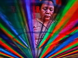 Pembuat kain Tenun ikat tradisional Khas Lombok