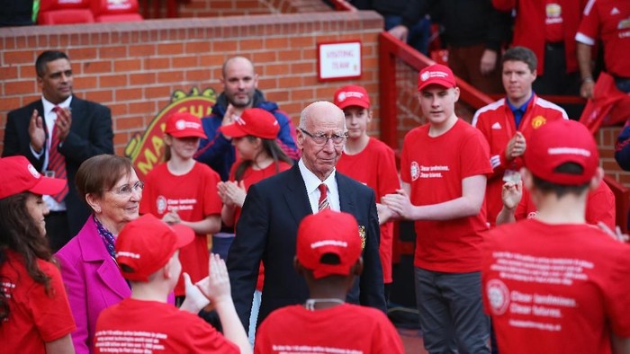 MANCHESTER, ENGLAND - APRIL 03:  Sir Bobby Charlton and wife Norma look on as the South Stand is renamed in his honour prior to the Barclays Premier League match between Manchester United and Everton at Old Trafford on April 3, 2016 in Manchester, England. The unveiling  (Photo by Alex Livesey/Getty Images)