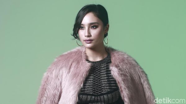Cantiknya Tatjana Saphira dengan Jaket Bulu