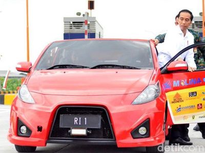Gaya Jokowi Jajal Tol Sumo dengan Mobil Listrik