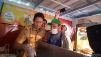 OK OCE! Begini Sibuknya Sandiaga di Dapur Stan Ayam Goreng