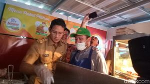 OK OCE! Begini Sibuknya Sandiaga di Dapur Stan Ayam Goreng