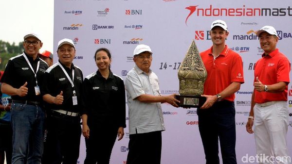 Justin Rose Raih Trofi Indonesian Masters 2017