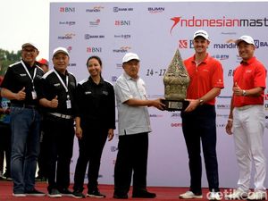 Justin Rose Raih Trofi Indonesian Masters 2017