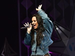 Demi Lovato Pakai Baju Denim yang Modelnya Bikin Netizen Bingung Demi Lovato Pakai Baju Denim yang Modelnya Bikin Netizen Bingung