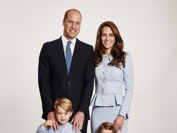 Ada yang Aneh di Foto Natal William dan Kate Middleton Ini, Kamu Bisa Lihat?