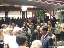 Begini Jadinya Saat Jokowi Ketemu Dosen Pembimbing Skripsinya di UGM