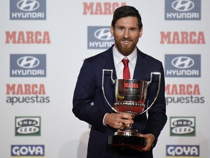 Marca Award Barcelona's Argentinian forward Lionel Messi poses after receiving the 'Pichichi' award for the 2016-17 leading goalscorer of the Spanish league, in Barcelona on December 18, 2017. / AFP PHOTO / LLUIS GENE
