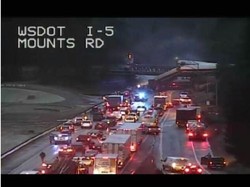 Kereta Tergelincir dan Jatuh dari Atas Jembatan di Washington