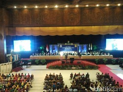 Bicara di UGM, Jokowi Ingatkan Universitas Cepat Respons Perkembangan