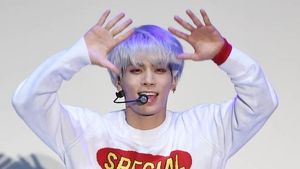 Foto: Mengenang Jonghyun Shinee, Ini Gaya Busananya yang Eksentrik