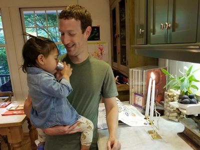 5 Potret Mark Zuckerberg Bersama Putri Sulungnya, Max