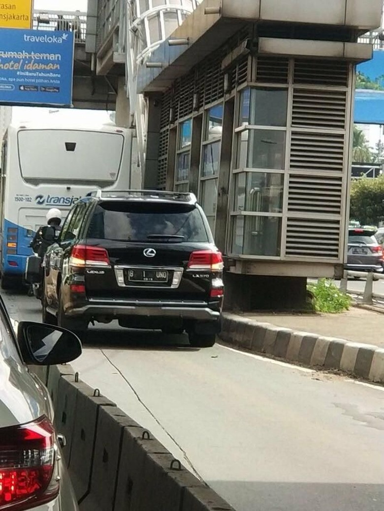 Pajak Mobil B-1-UNO yang Terobos Busway Mati sejak 2015