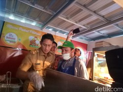 Gaya Sandiaga Goreng Ayam saat Resmikan Stan OK OCE