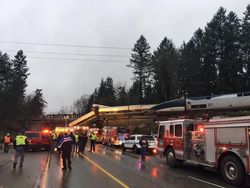 Kereta Jatuh dari Jembatan di Washington, Beberapa Orang Tewas