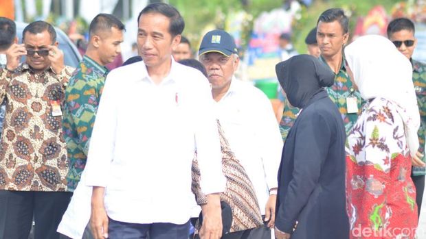 Tekan Sirine, Jokowi Resmikan Tol Sumo