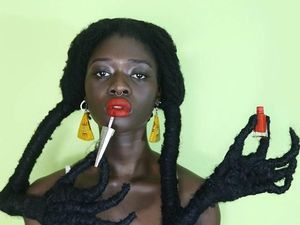 Viral, Gaya Fashion Designer Pegang Lipstik Rihanna Pakai Rambut