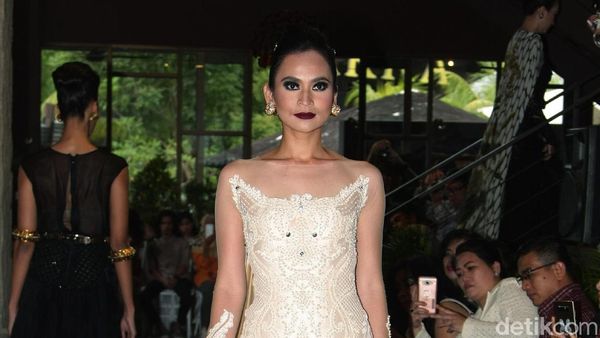 Foto: 20 Koleksi Terbaru Adji Notonegoro Batik Prada Nusantara