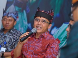 Dinilai Berprestasi, Bupati Anas Terima Leadership Award