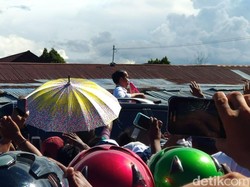 Tak Cuma Prabowo, Jokowi Juga Pernah Sapa Warga Lewat Sunroof