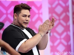 Dada Ivan Gunawan Bergelambir Usai Turun 25 Kg, Berencana Jalani Operasi Dada Ivan Gunawan Bergelambir Usai Turun 25 Kg, Berencana Jalani Operasi
