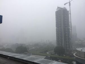 Jakarta Diguyur Hujan, Embusan Angin di Jaktim Sempat Ekstrem