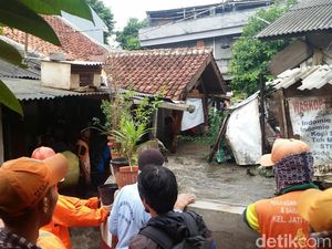 Warga Kebanjiran, Ini Penampakan Tanggul di Jati Padang yang Jebol Warga Kebanjiran, Ini Penampakan Tanggul di Jati Padang yang Jebol