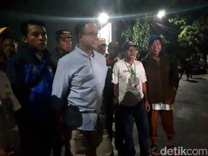 Petugas Mulai Tangani Tanggul Jebol yang Bikin Jati Padang Banjir Petugas Mulai Tangani Tanggul Jebol yang Bikin Jati Padang Banjir