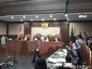 Setya Novanto Tanggalkan Kemeja Putih