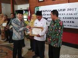Baznas Trenggalek Berikan Award Bagi Pembayar Zakat