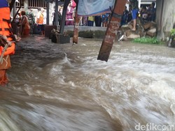 Ada 1 Korban Luka Ringan Akibat Tanggul Kali Pulo Jebol