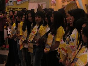 Jelang Penutupan Munaslub, Cheerleaders Sambut Elite Golkar